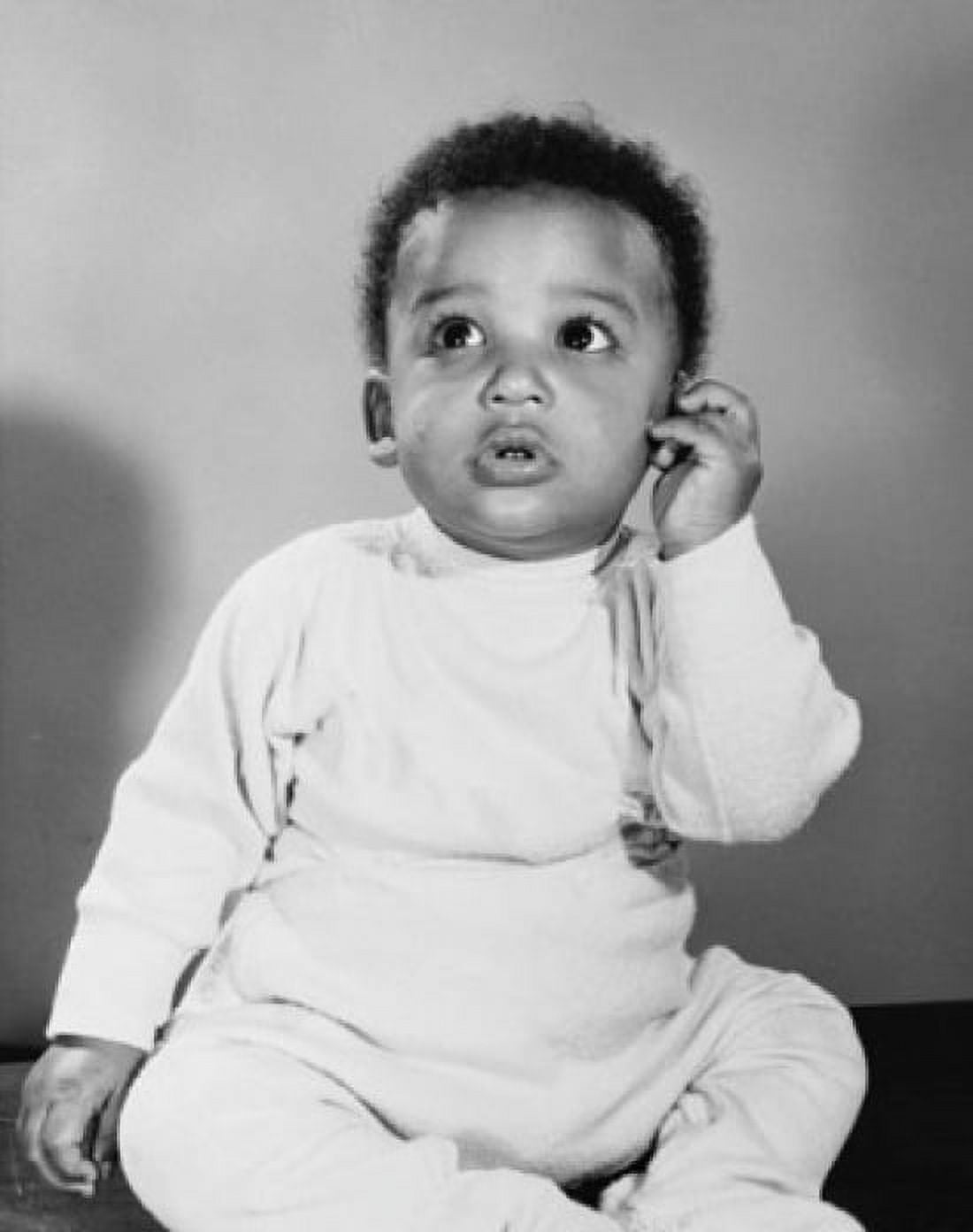 Posterazzi Baby looking curious Canvas Art -  (24 x 36)