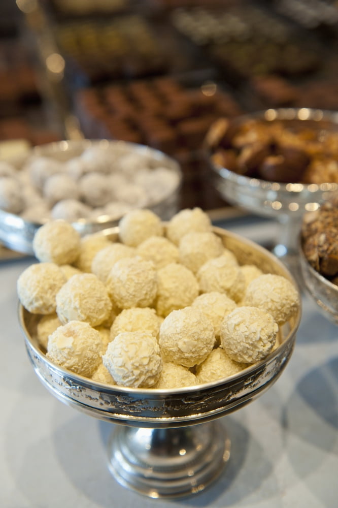 Posterazzi Belgium Chocolates for sale Brussels Canvas Art - Ian Cumming Design Pics (24 x 38)