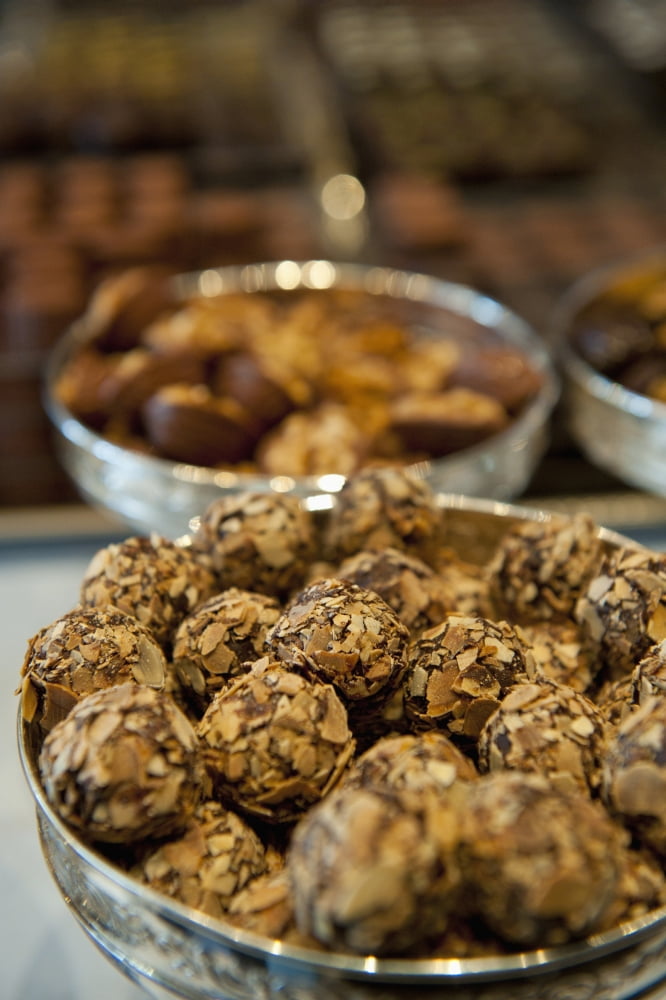 Posterazzi Belgium Chocolates for sale Brussels Canvas Art - Ian Cumming Design Pics (24 x 38)