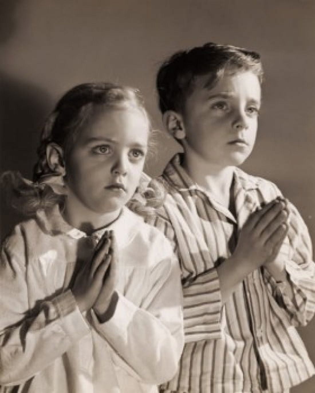 Posterazzi Brother and sister praying at bedtime Canvas Art - (24 x 36)