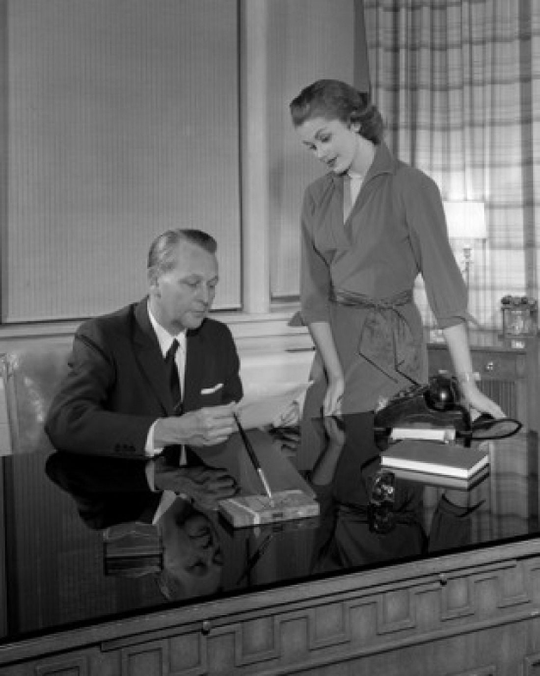 Posterazzi Businessman talking with secretary in office Canvas Art - (24 x 36)
