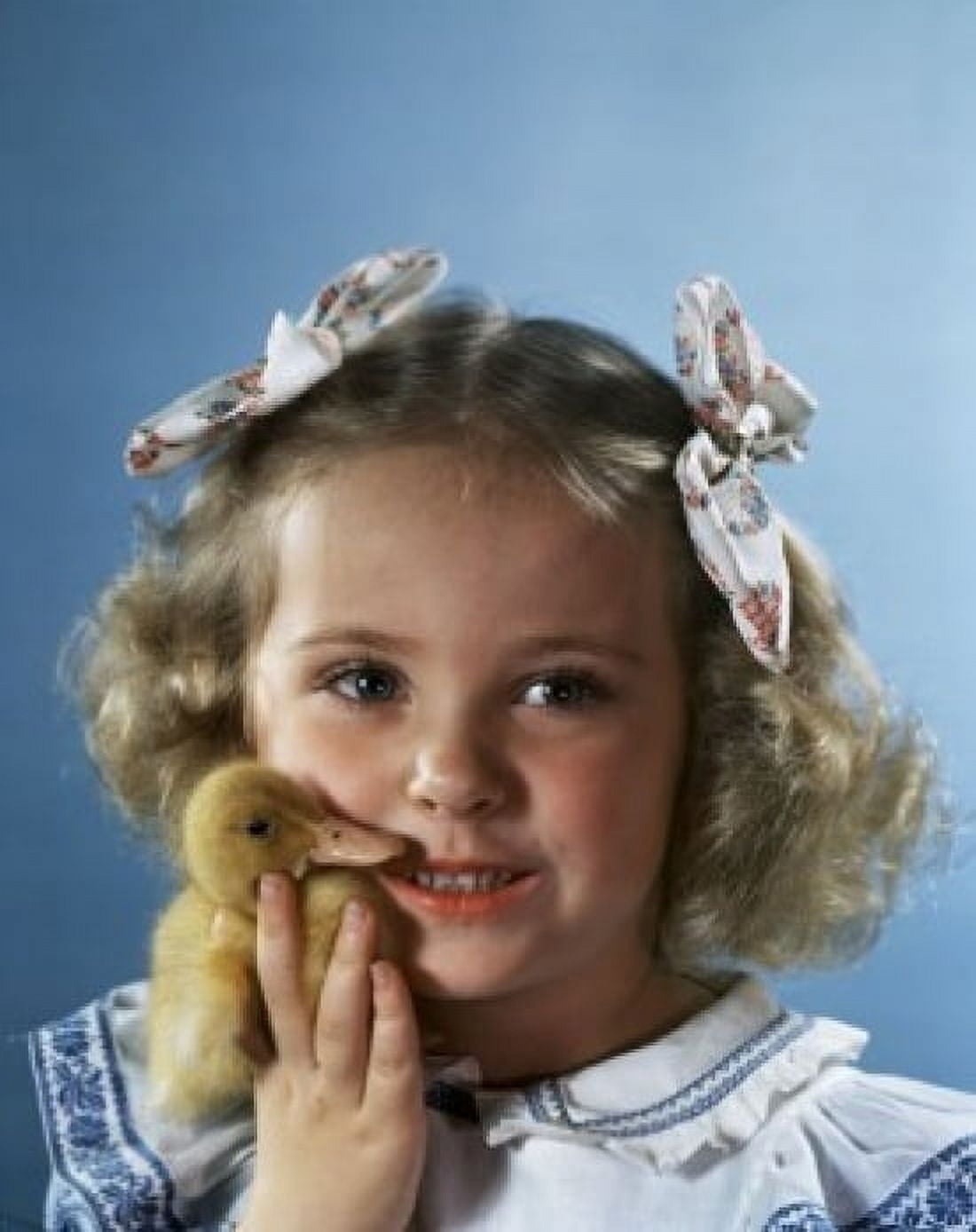 Posterazzi Close-up of a girl holding a duckling and looking afraid Canvas Art - (24 x 36)