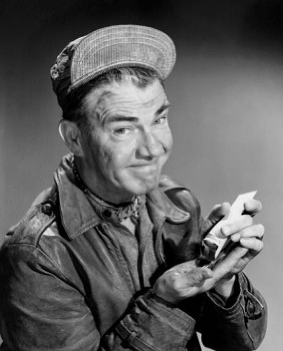 Posterazzi Close-up of a mature man holding a pay envelope Canvas Art - (24 x 36)