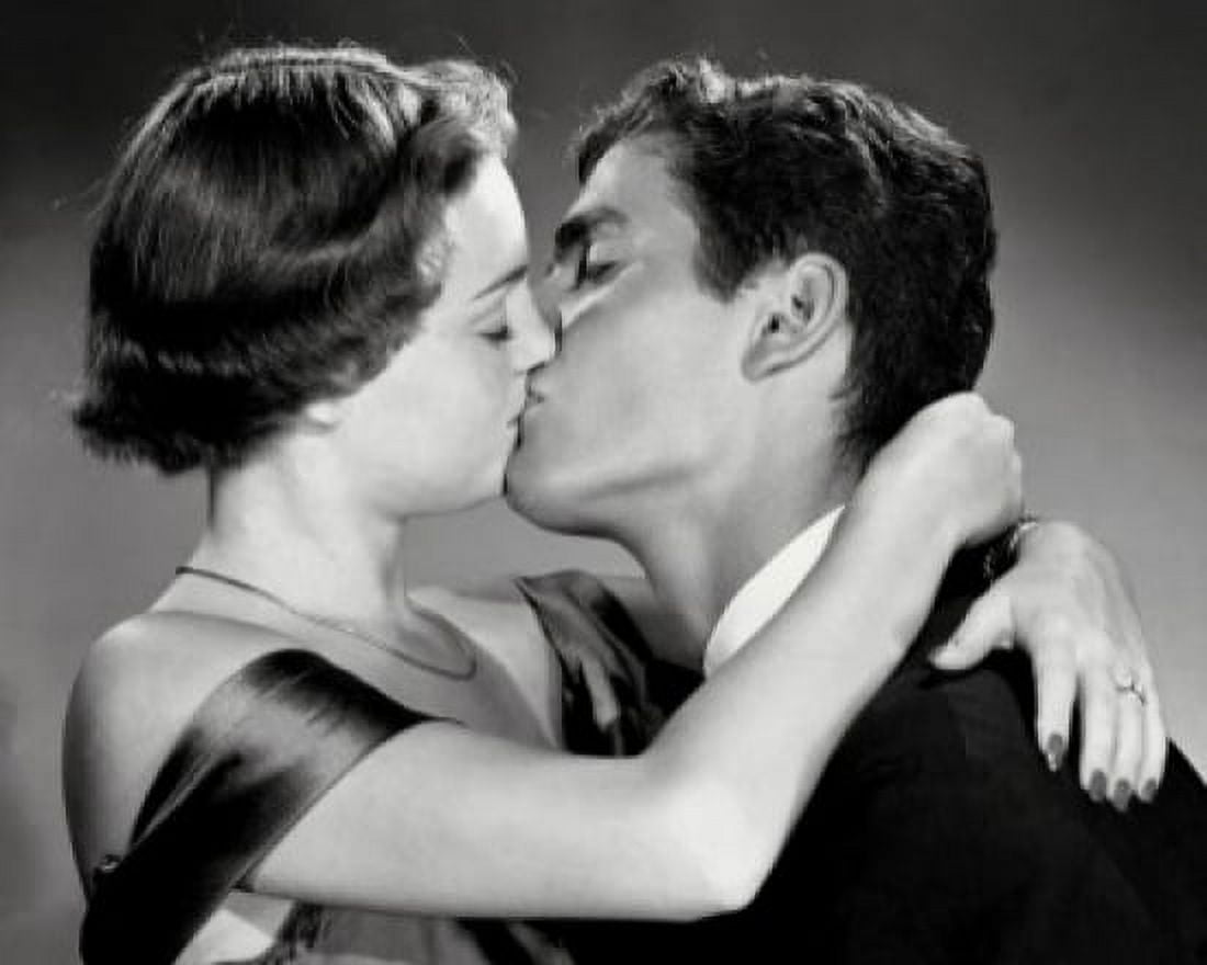 Posterazzi Close-up of a young couple kissing Canvas Art -  (24 x 36)