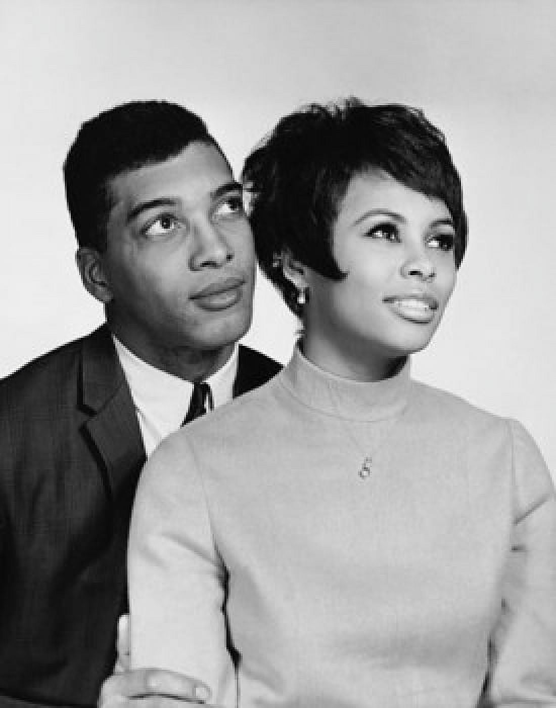 Posterazzi Close-up of a young couple looking away Canvas Art - (24 x 36)