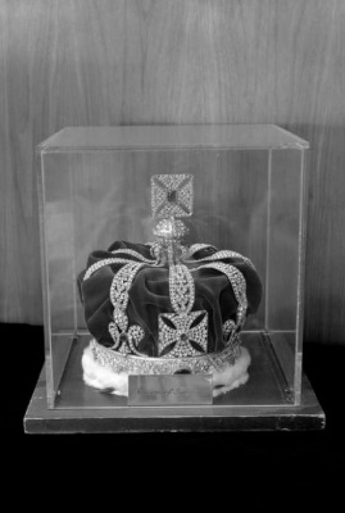 Posterazzi Crown on museum display Canvas Art - (24 x 36)