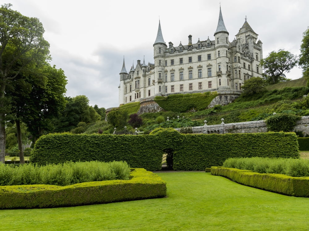 Posterazzi Dunrobin Castle Golspie Scotland Canvas Art - Keith Levit Design Pics (34 x 26)