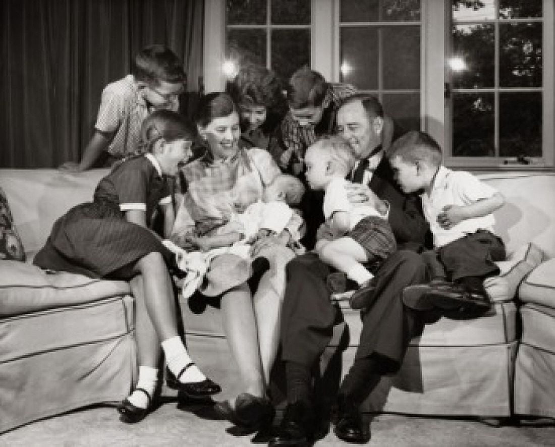 Posterazzi Family sitting in the living room Canvas Art -  (24 x 36)