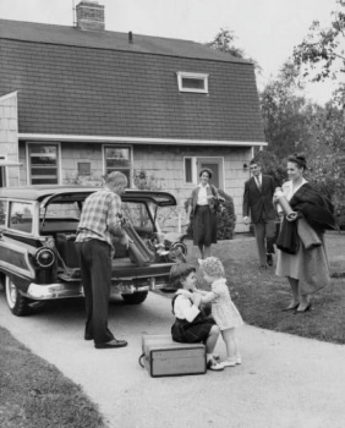 Posterazzi Family with children preparing for picnic Canvas Art -  (24 x 36)