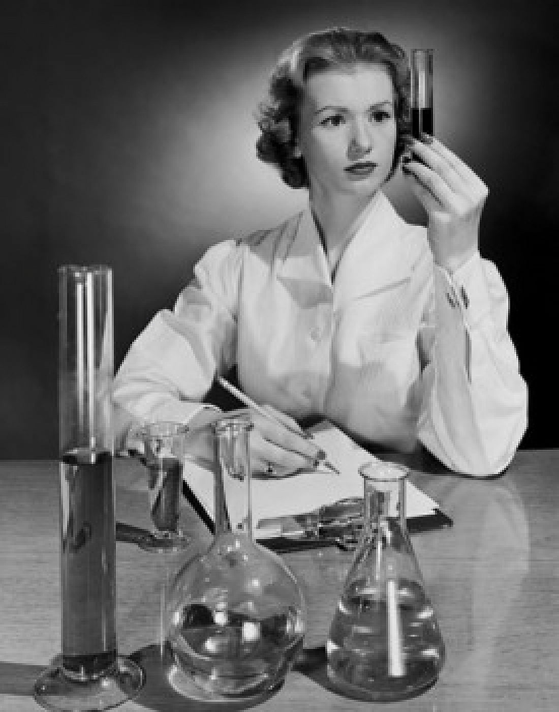 Posterazzi Female scientist examining chemical in a test tube Canvas Art -  (24 x 36)