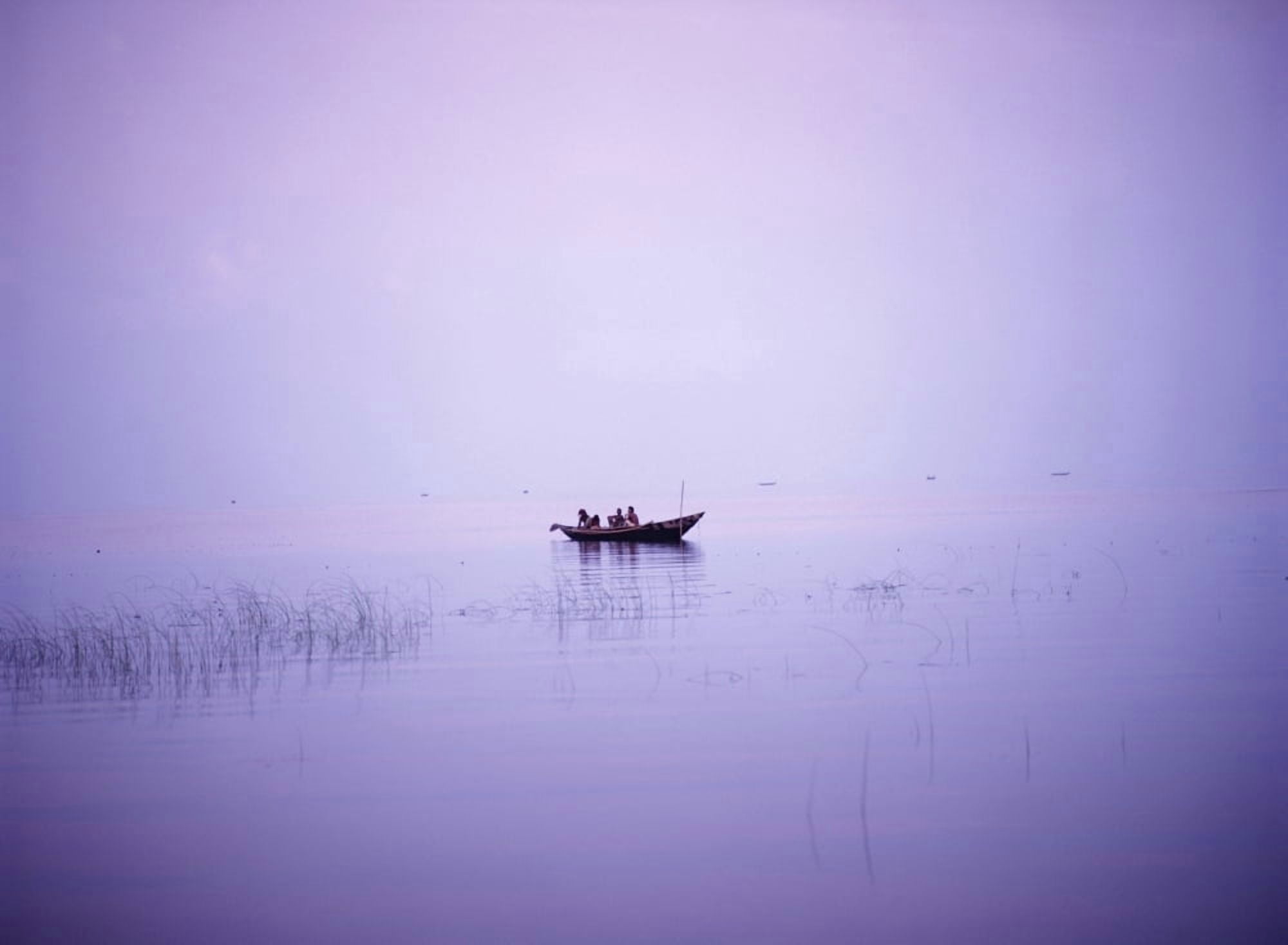Posterazzi Fishermen In Their Boat Shortly Before Dawn On Lake Chilka Canvas Art - Ian Cumming Design Pics (32 x 24)