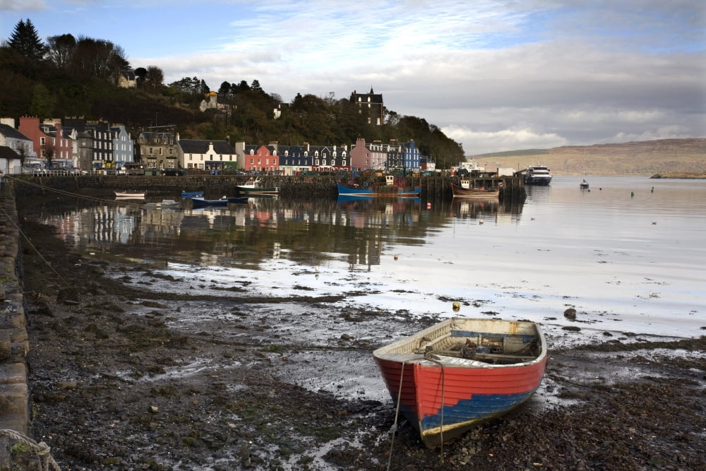Posterazzi Fishing Boat At Tobermory Isle Of Mull Scotland Canvas Art - John Short Design Pics (36 x 24)