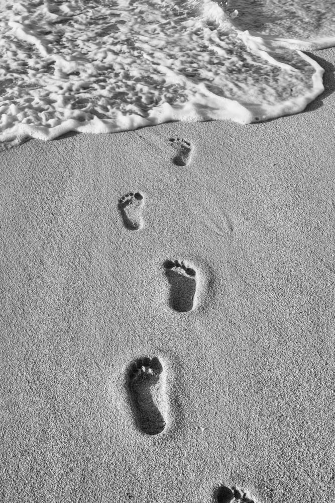 Posterazzi Footprints in the sand Varadero Cuba Canvas Art - David Chapman Design Pics (24 x 38)