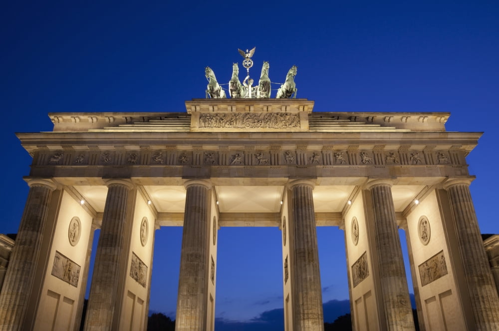 Posterazzi Germany Brandenburg Gate at dusk Berlin Canvas Art - Mark Thomas  Design Pics (38 x 24)