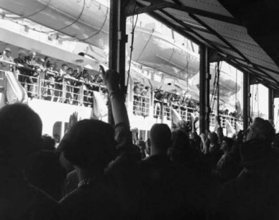 Posterazzi Group of people waving at a cruise ship Canvas Art -  (24 x 36)