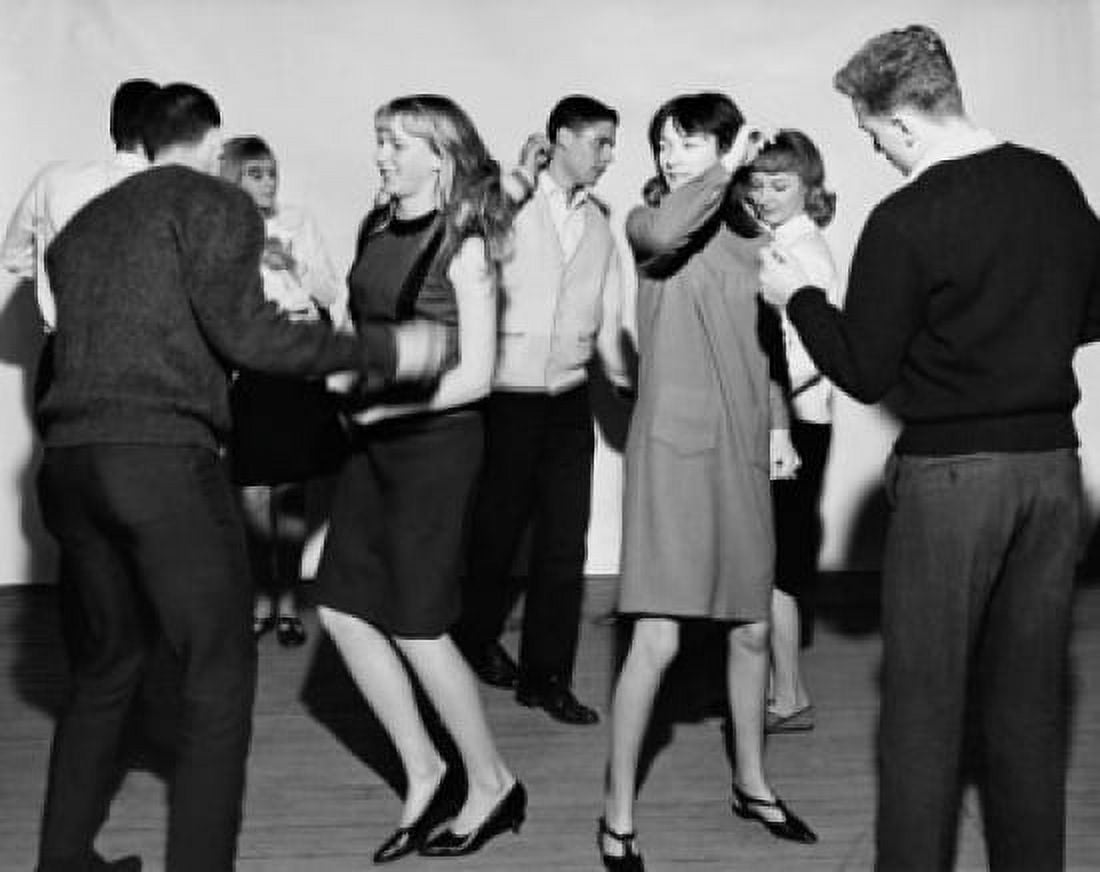 Posterazzi Group of teenagers dancing at party Canvas Art - (24 x 36)