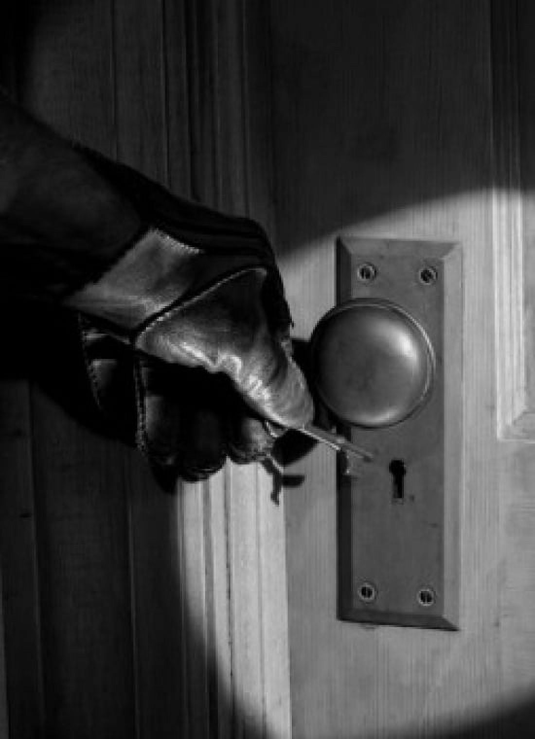 Posterazzi Hand opening door with key Canvas Art -  (24 x 36)