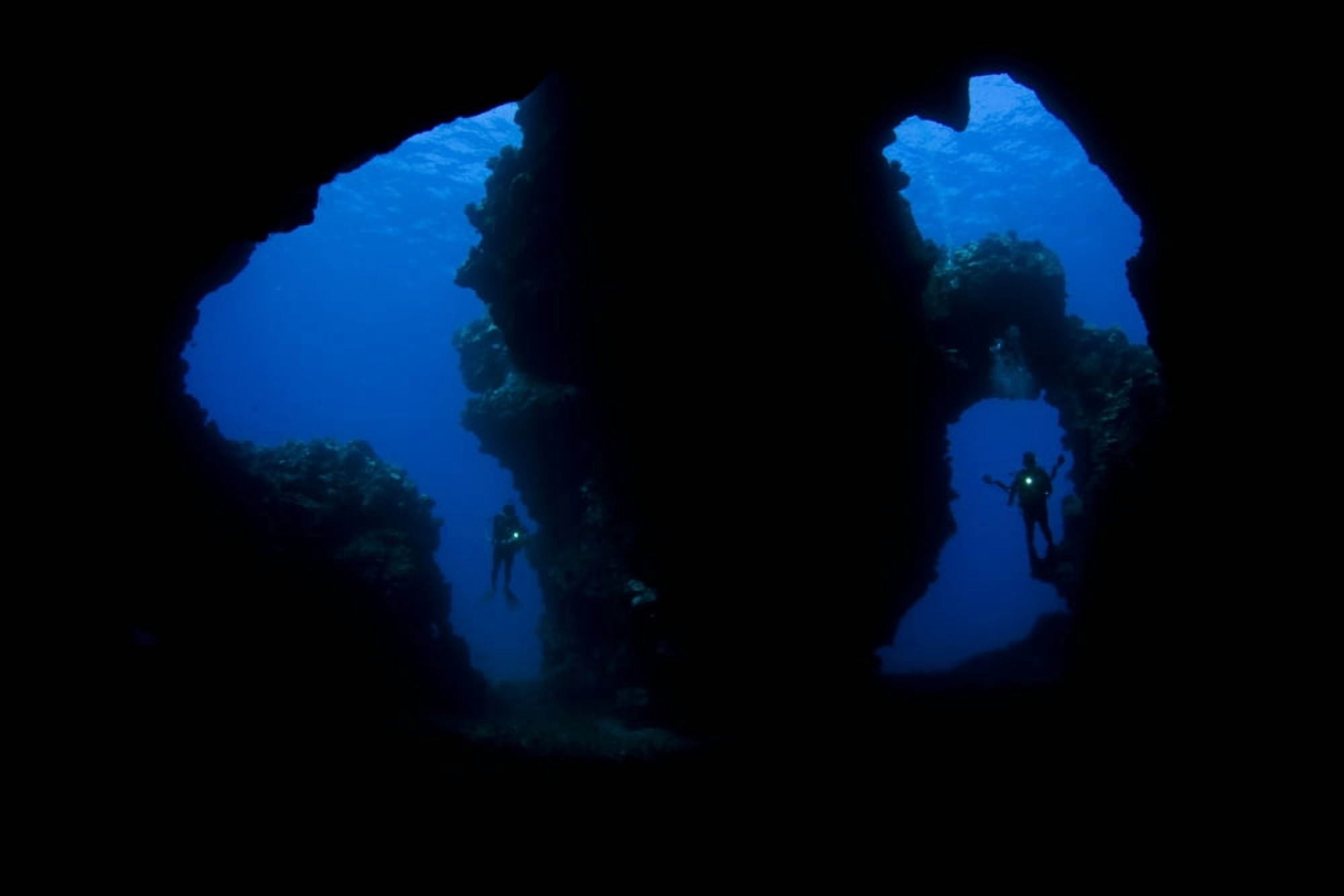Posterazzi Hawaii Lanai Two Divers With Flashlights Pictured At The Entrance To Second Cathedral Canvas Art - Dave Fleetham Design Pics (36 x 24)