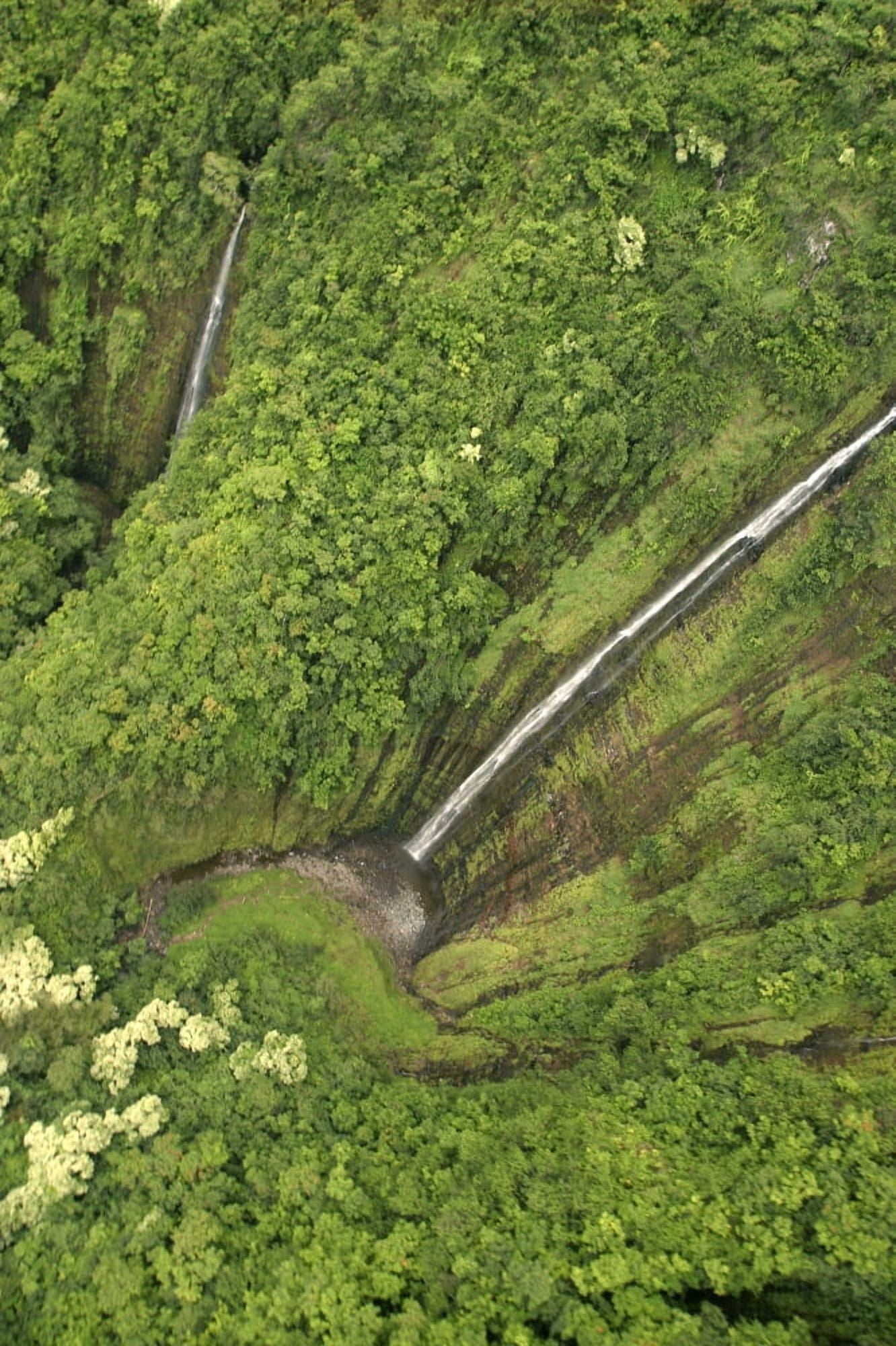 Posterazzi Hawaii Maui Hana Coast Waihiumalu Waterfall Two Falls Green And Lush View From Above Canvas Art - Ron Dahlquist Design Pics (24 x 36)
