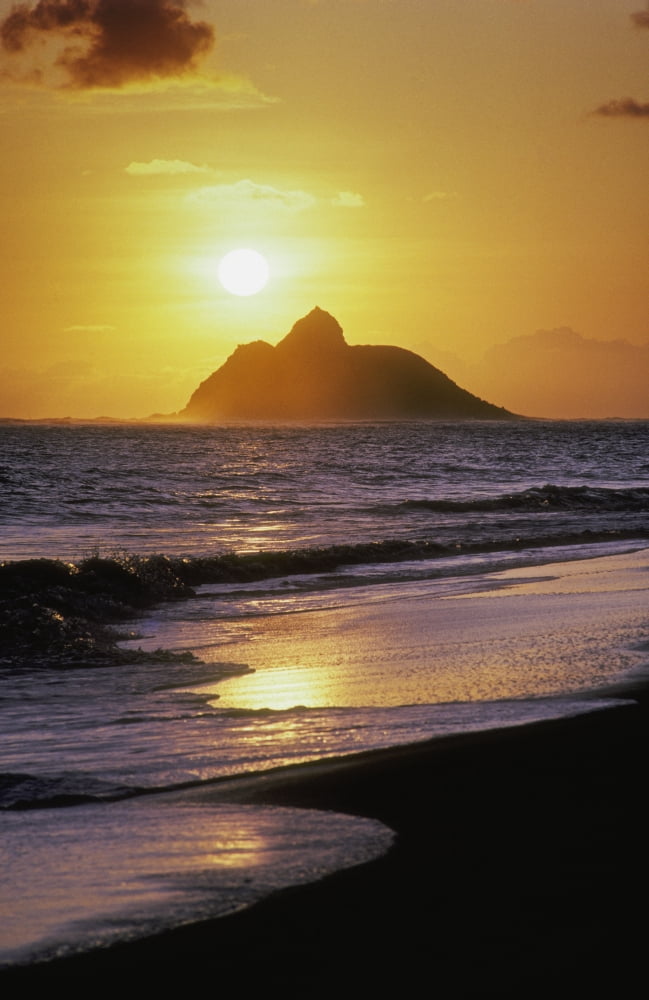 Posterazzi Hawaii Oahu Kailua Lanikai Beach Sunrise Over Mokulua Island Canvas Art - Greg Vaughn  Design Pics (22 x 34)