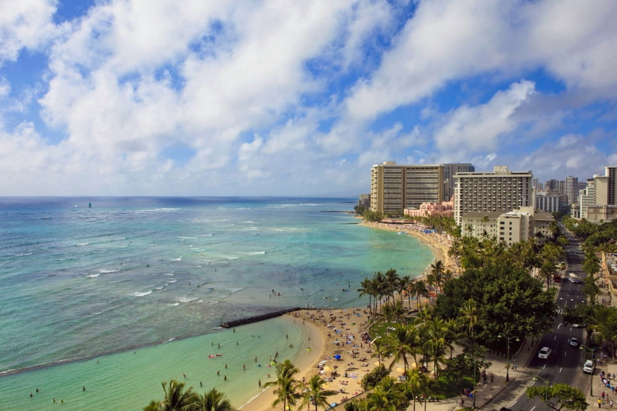 Posterazzi Hawaii Oahu Waikiki View of the Pacific Ocean Waikiki Beach and famous hotels Canvas Art - Tomas del Amo Design Pics (36 x 24)