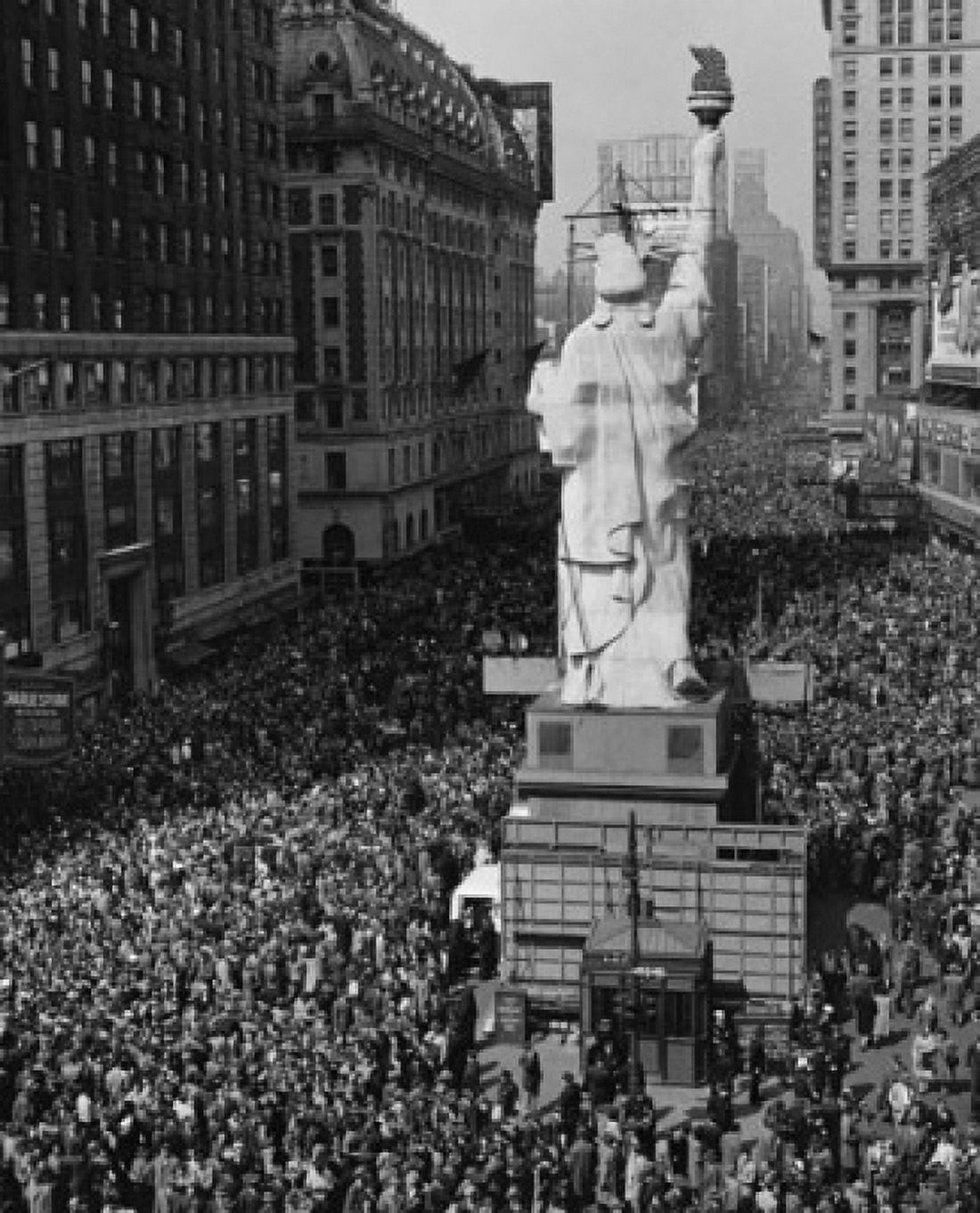 Posterazzi High angle view of crowd around a statue VE Day New York City New York USA Canvas Art - (24 x 36)