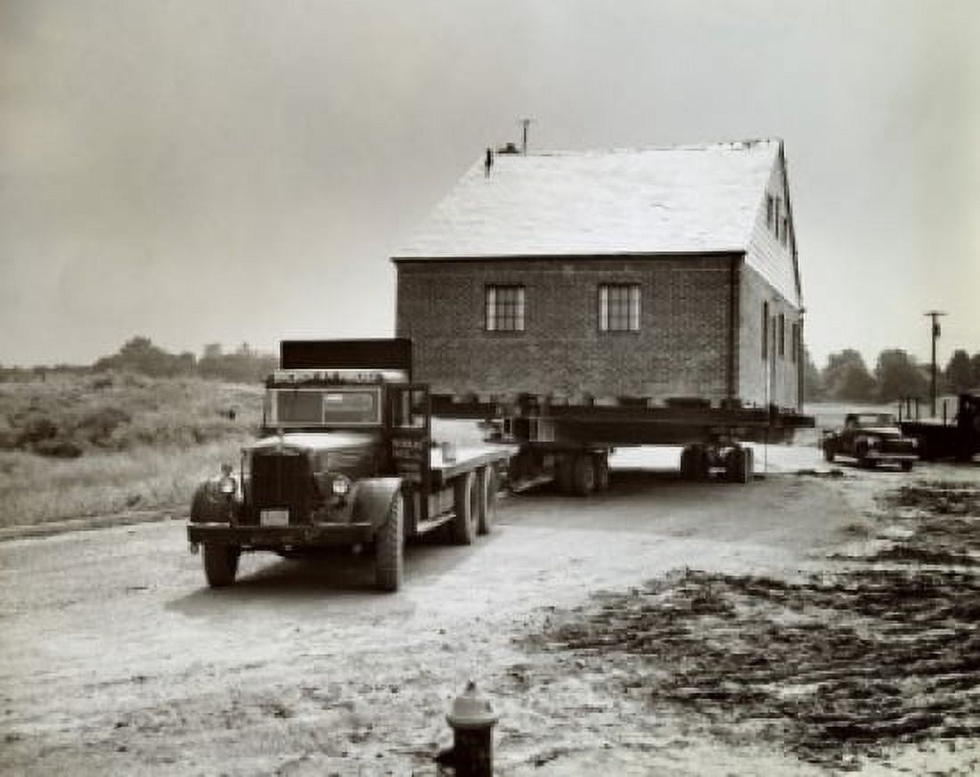 Posterazzi House on a tow truck Canvas Art -  (24 x 36)