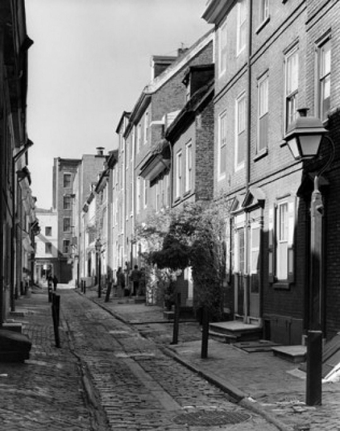 Posterazzi Houses on both sides of a street Elfreths Alley Philadelphia Pennsylvania USA Canvas Art - (24 x 36)