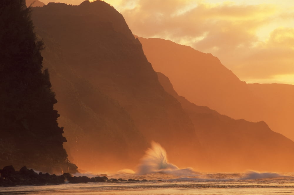 Posterazzi Incoming Tide Against The Mountains Hawaii Usa Canvas Art - Bilderbuch Design Pics (36 x 24)