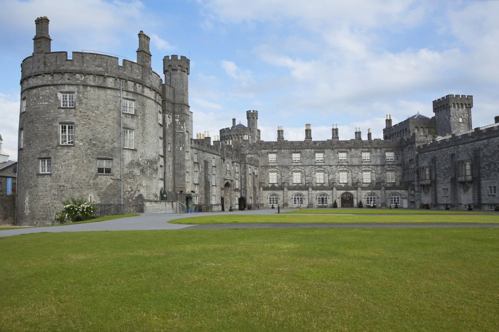 Posterazzi Kilkenny Castle County Kilkenny Ireland Canvas Art - Carl Bruemmer Design Pics (38 x 24)