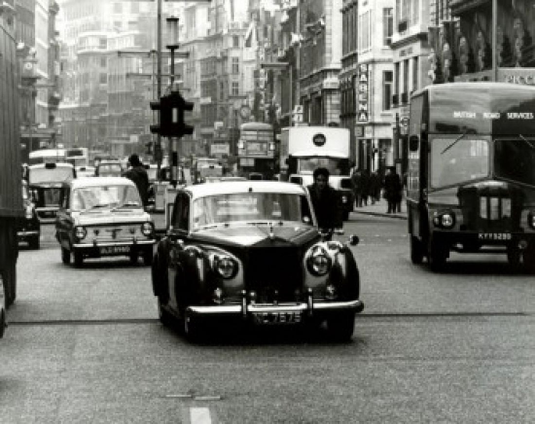 Posterazzi London England Canvas Art - (24 x 36)
