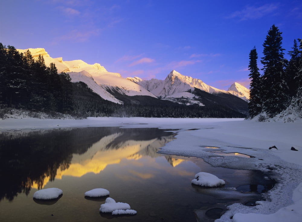 Posterazzi Maligne Lake Jasper National Park Alberta Canvas Art - Darwin Wiggett Design Pics (32 x 24)