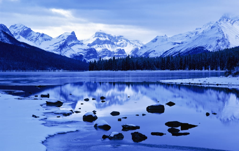 Posterazzi Maligne Lake Jasper National Park Alberta Canvas Art - Darwin Wiggett Design Pics (36 x 24)