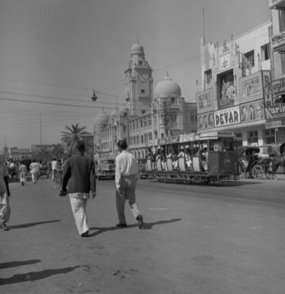 Posterazzi Men walking on city square Canvas Art - (24 x 36)