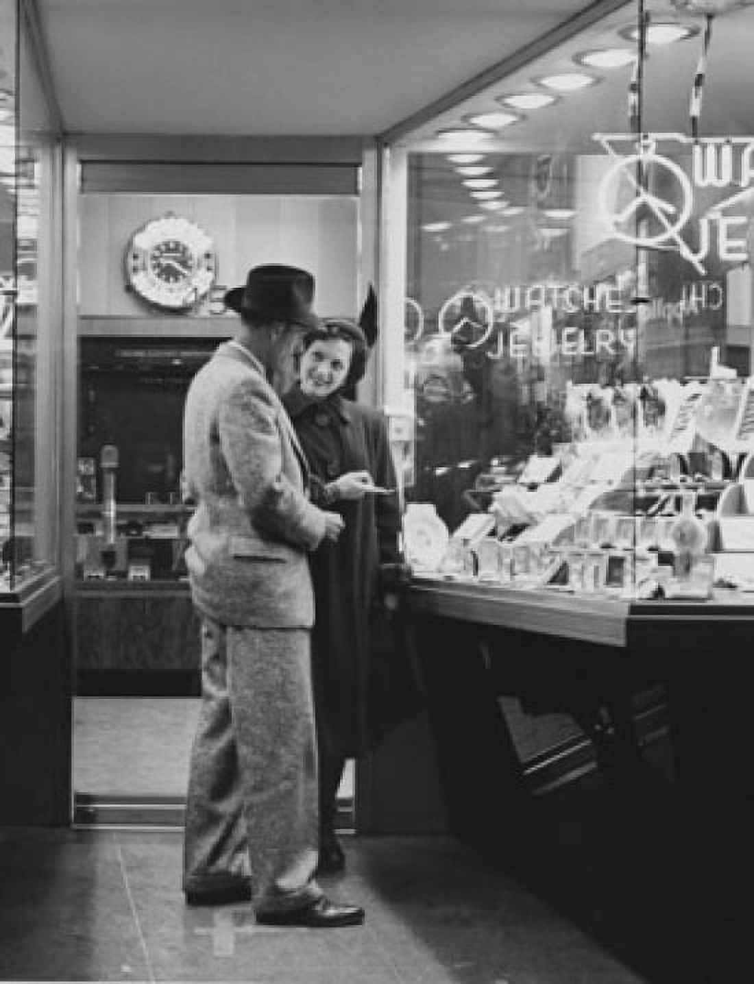 Posterazzi Mid adult couple standing in a jewelry store Canvas Art -  (24 x 36)