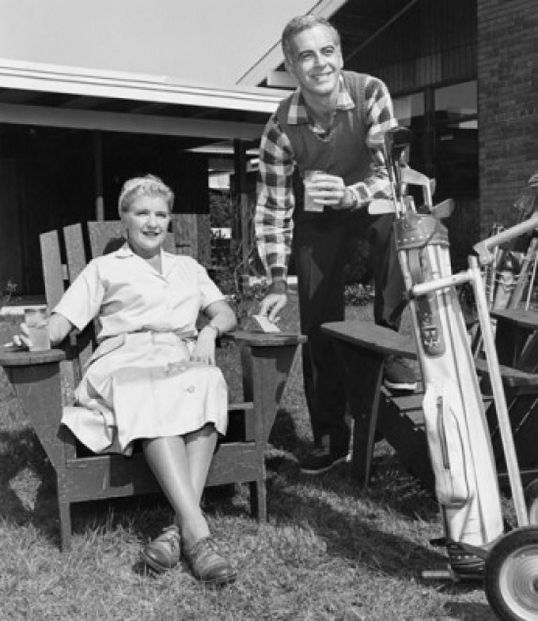 Posterazzi Mid adult couple with golf clubs holding drinks Canvas Art - (24 x 36)