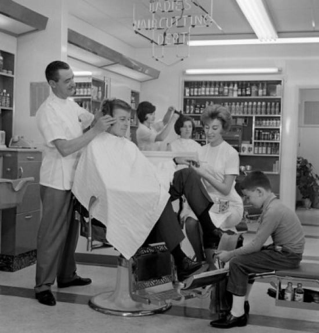 Posterazzi Mid adult man receiving beauty treatment in a hair salon Canvas Art -  (24 x 36)