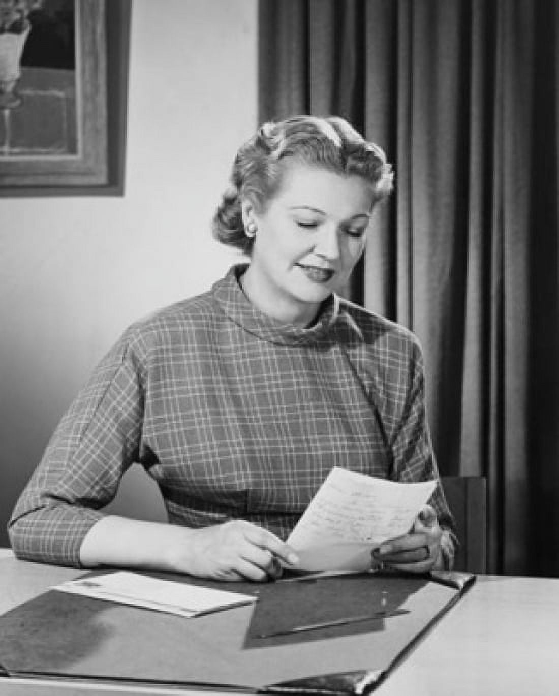 Posterazzi Mid adult woman reading a letter Canvas Art - (24 x 36)