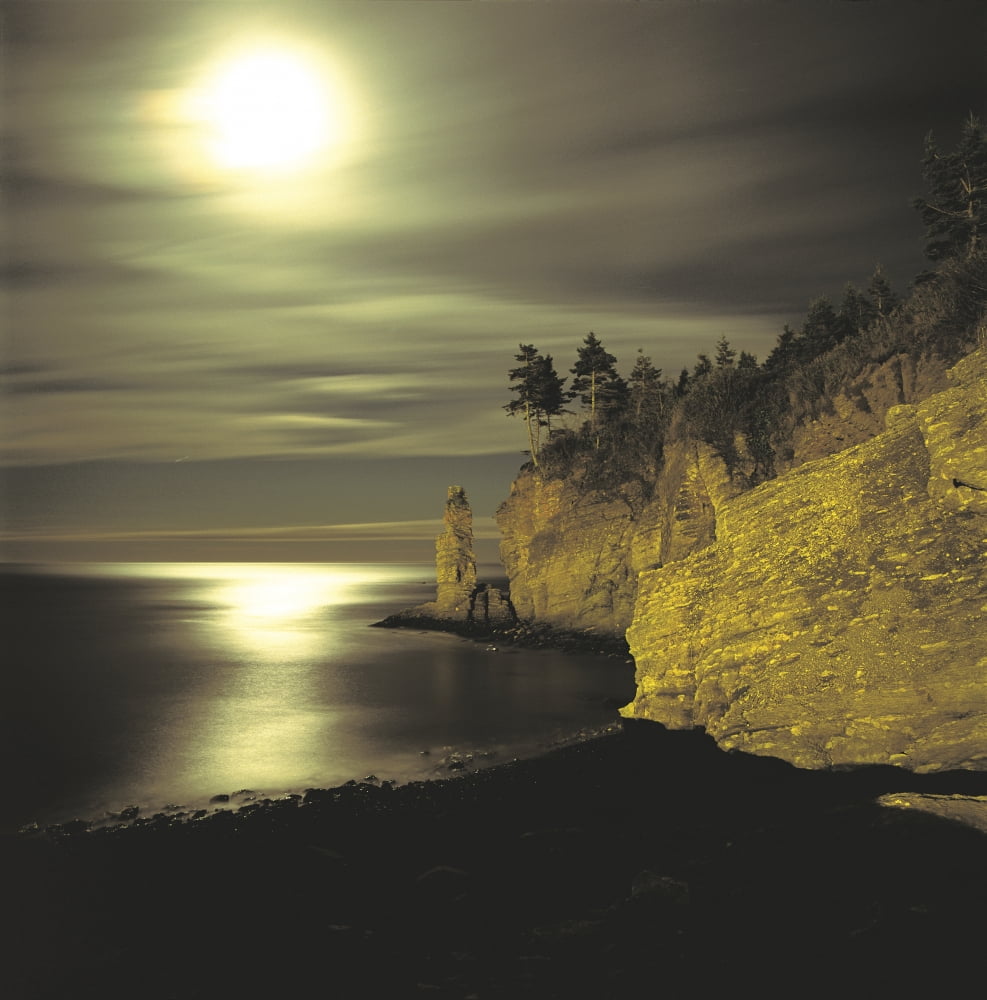 Posterazzi Monolith At Sunset Anse-Aux-Gascons Gaspe Peninsula Quebec Canvas Art - Claude Bouchard Design Pics (24 x 24)