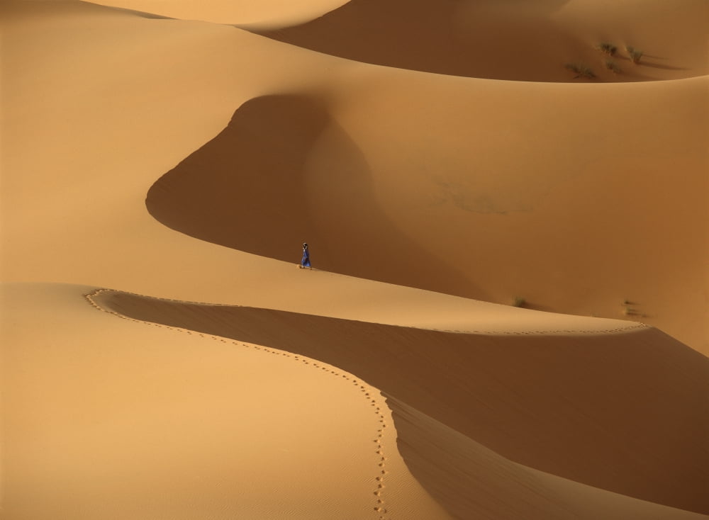 Posterazzi Morocco Berber blue man walking through sand dunes in Erg Chebbi area Sahara Desert near Merzouga Canvas Art - Ian Cumming Design Pics (36 x 26)
