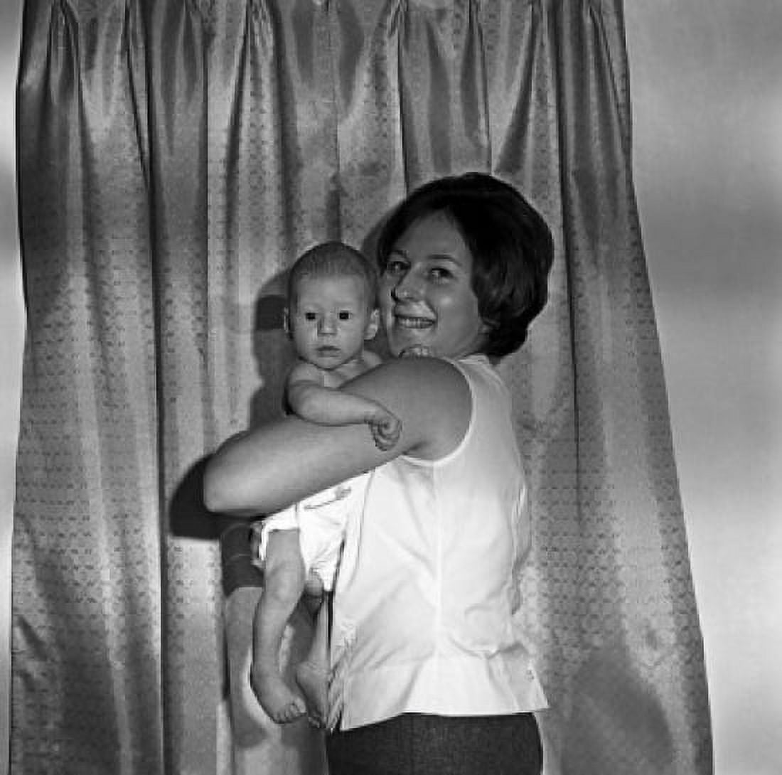 Posterazzi Mother and baby Canvas Art - (24 x 36)