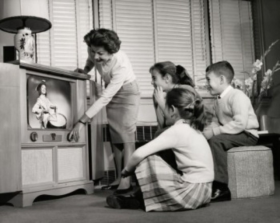 Posterazzi Mother with her three children watching television Canvas Art - (24 x 36)