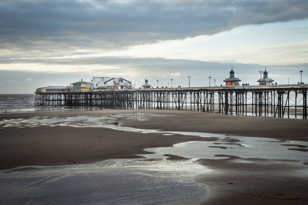 Posterazzi North Pier Blackpool Lancashire England Canvas Art - Dosfotos  Design Pics (34 x 22)