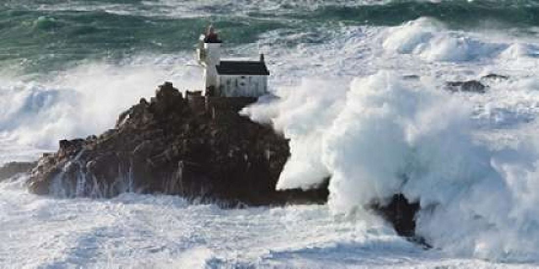 Posterazzi Phare de Tavennec Canvas Art - Jean Guichard (10 x 20)