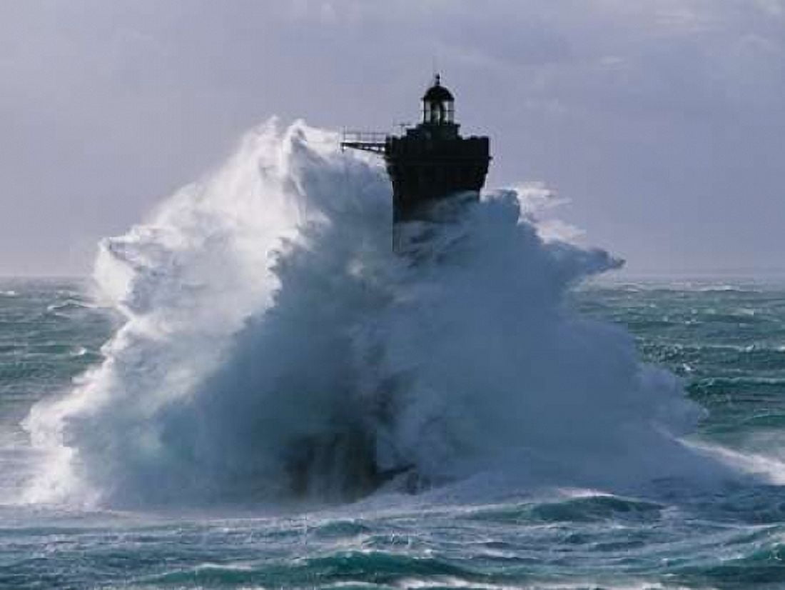 Posterazzi Phare du Four lors d une tempete Canvas Art - Jean Guichard (22 x 28)
