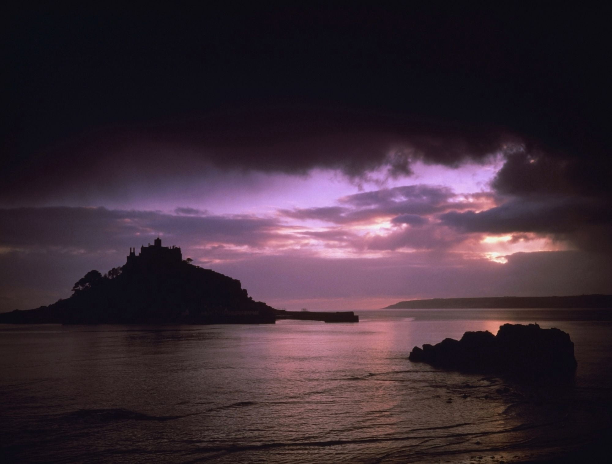 Posterazzi Pink Sky Over St Michaels Mount Canvas Art - Charles Bowman Design Pics (34 x 26)