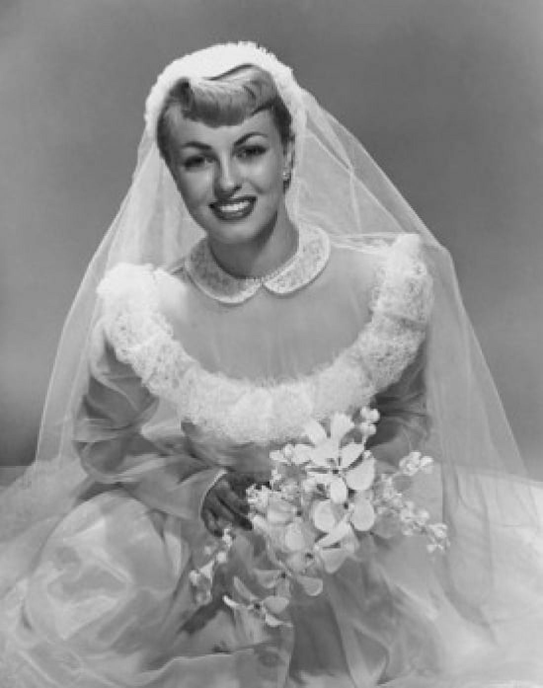 Posterazzi Portrait of a bride holding flowers and smiling Canvas Art -  (24 x 36)