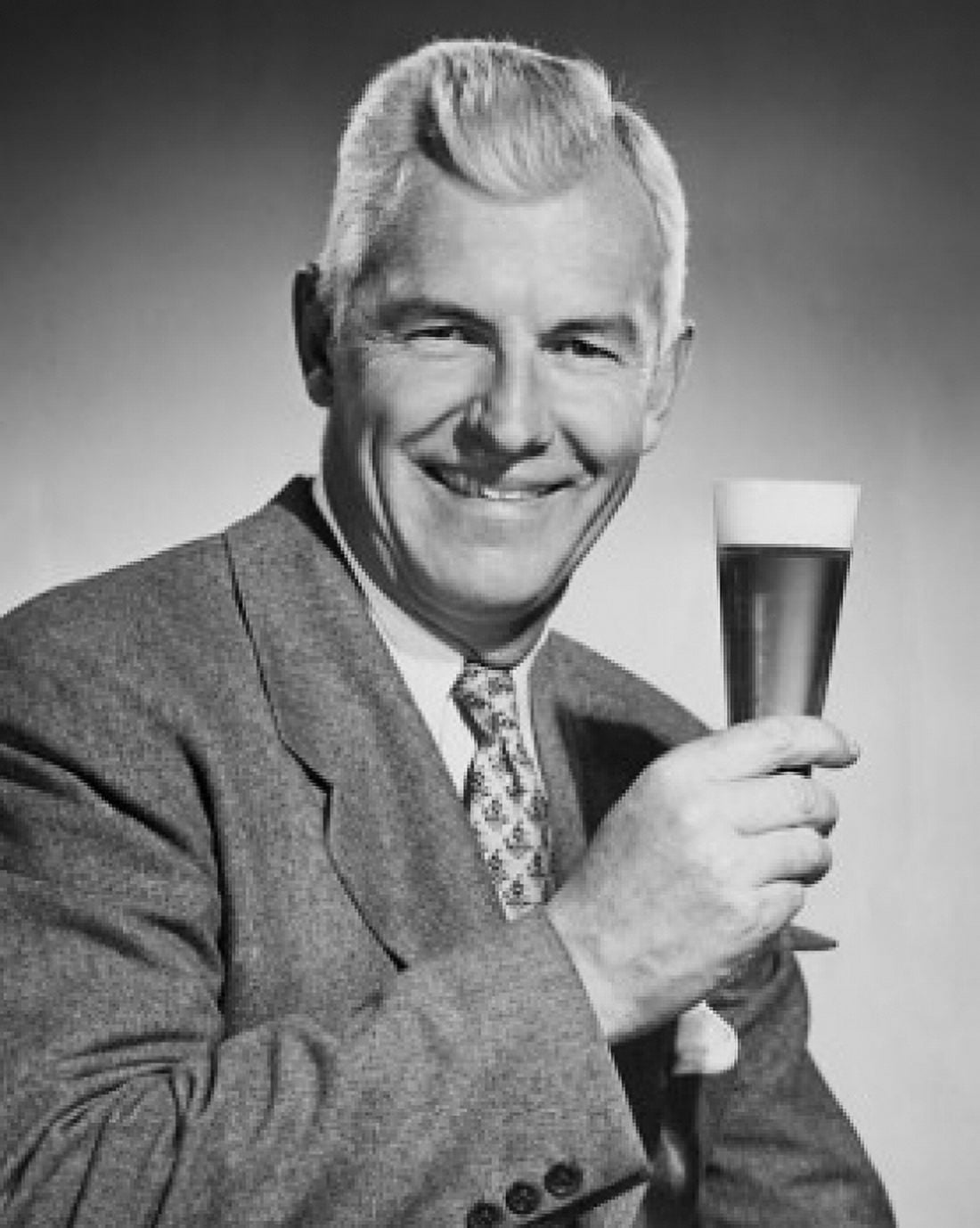 Posterazzi Portrait of a mature man holding a glass of beer Canvas Art -  (24 x 36)