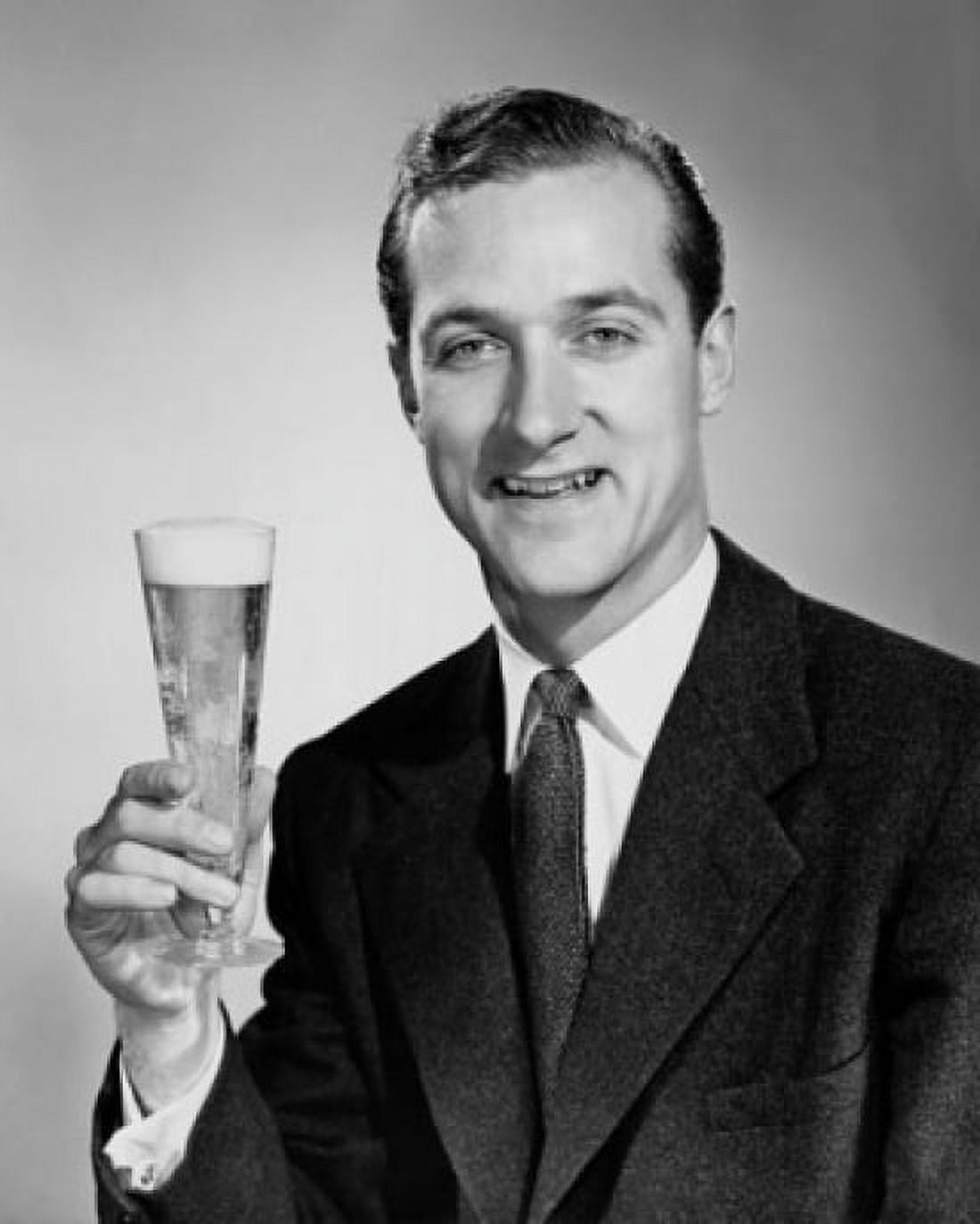 Posterazzi Portrait of a mid adult man holding a glass of beer Canvas Art -  (24 x 36)