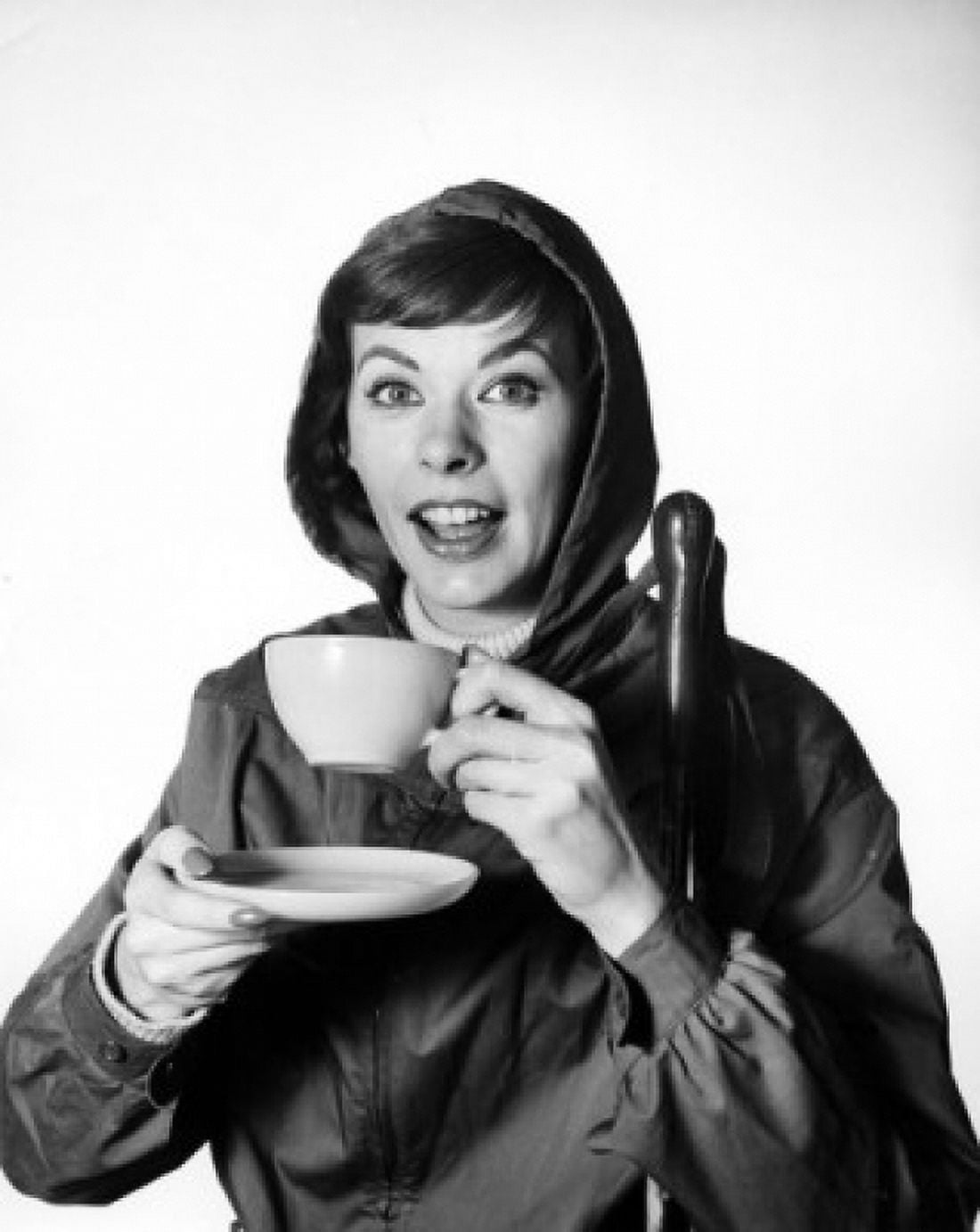 Posterazzi Portrait of a mid adult woman drinking from a tea cup Canvas Art - (24 x 36)